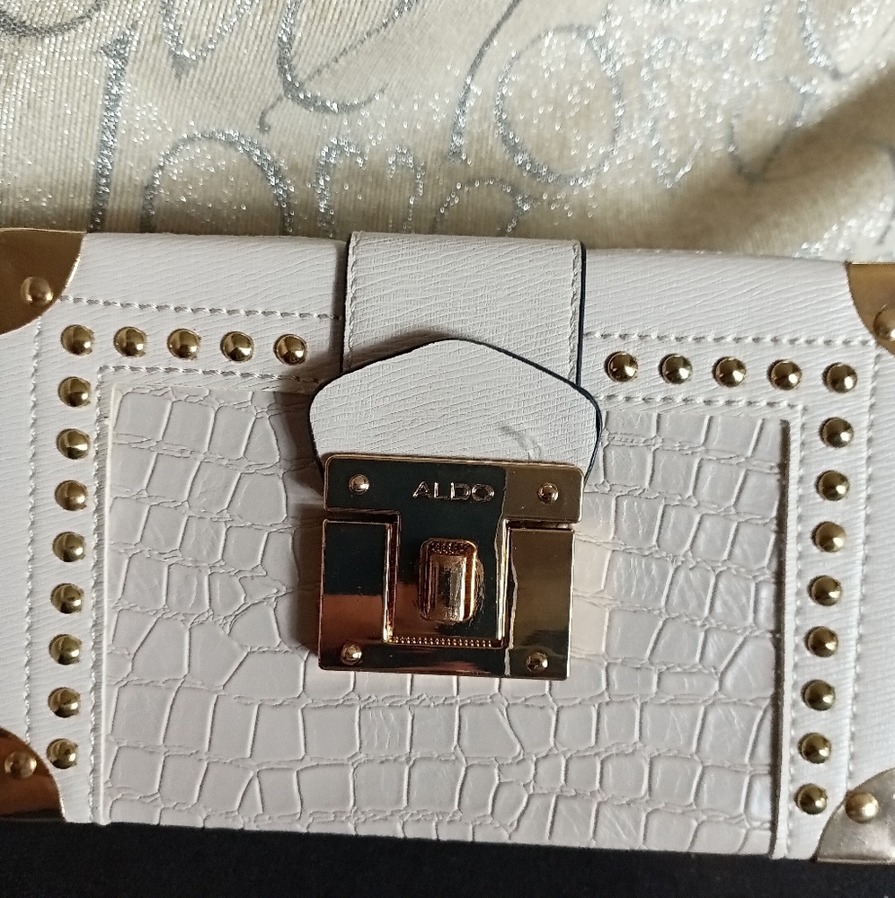 ALDOS clutch purse you can add your own chain doesn't come with one.